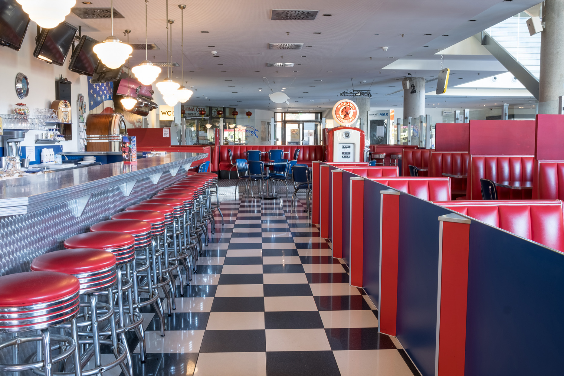 Diner Innenraum mit Theke und Sitzbänken